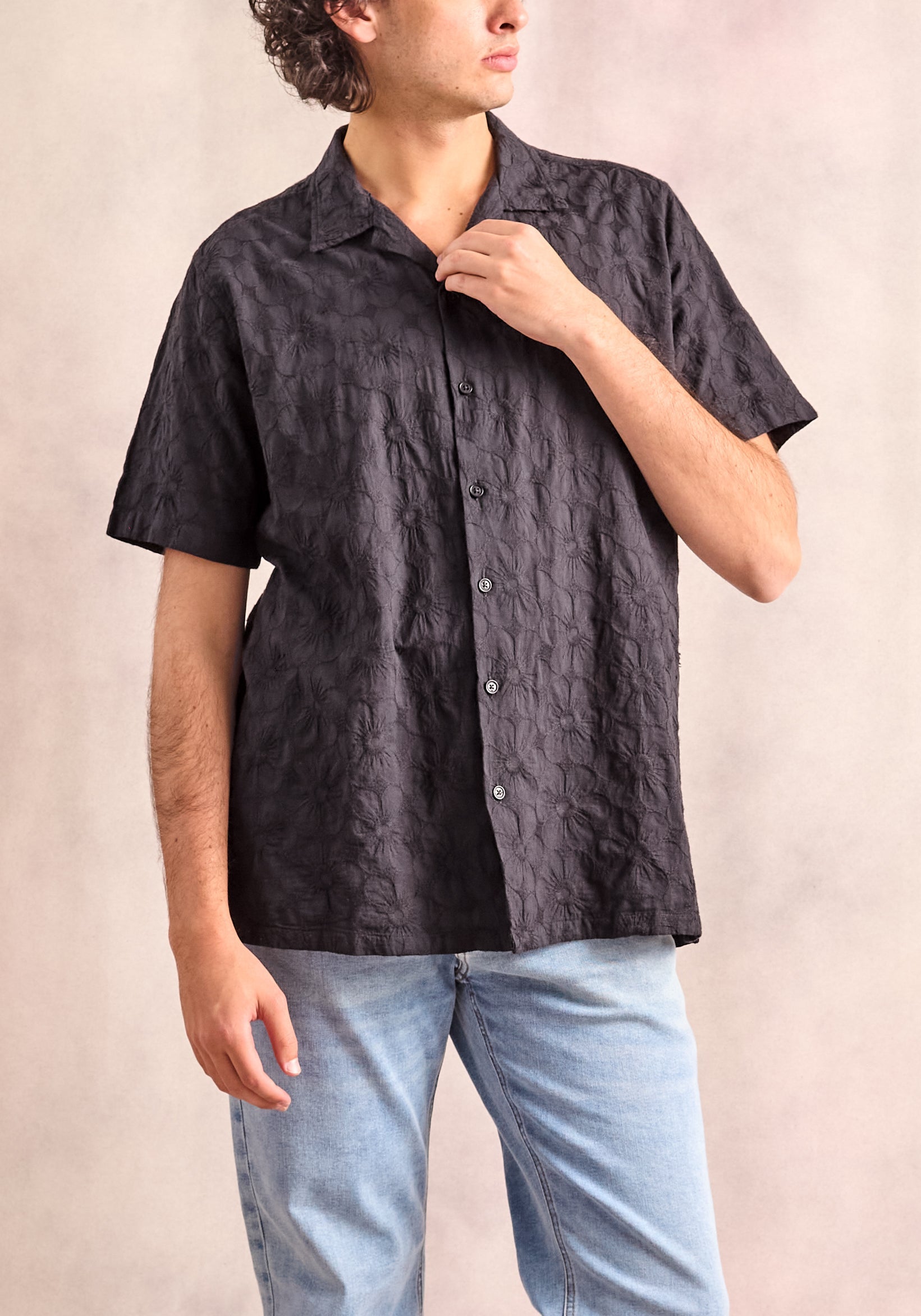 Buttonhole Cuban Shirt. Black Bonn